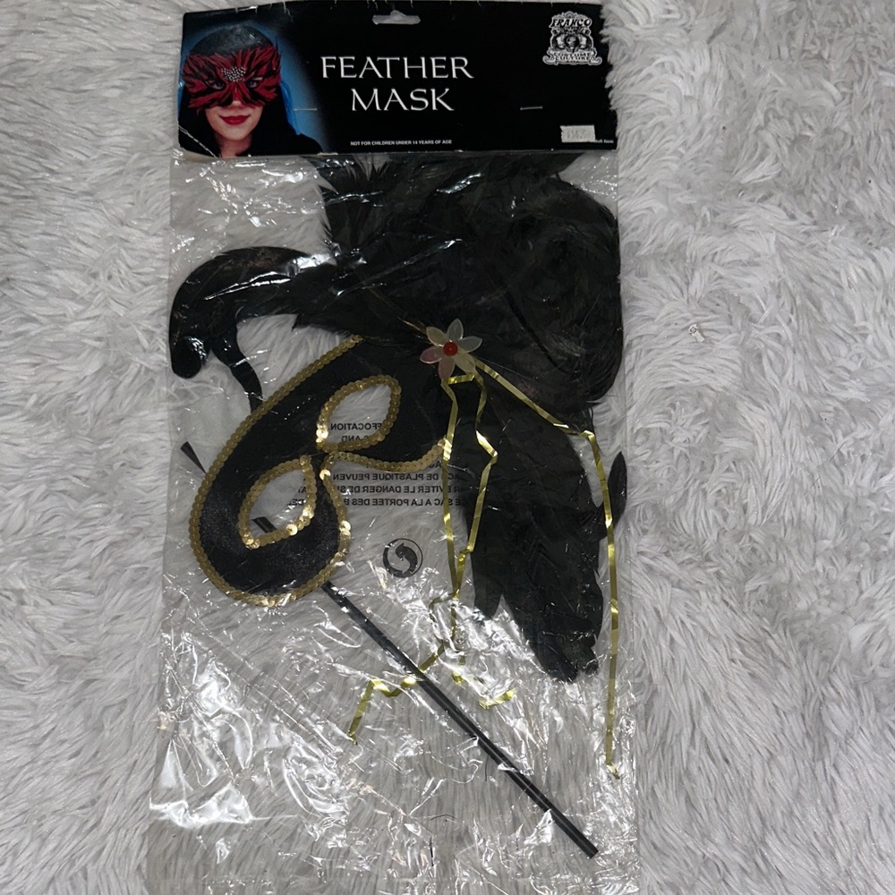 Elegant Black and Gold Feather Mask Mardi Gras Masquerade NEW